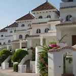 Modern Townhouse 7min Walk And 15 To Duquesa Σπίτι διακοπών